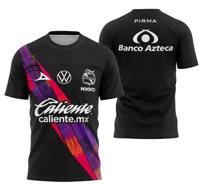 Camiseta unissex preta com logo no peito e estampa grande nas costas inspirada na camisa Puebla Kit Reserva 2025-26, ideal para fãs e colecionadores.
