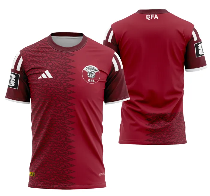 Camiseta unissex preta com logo no peito e estampa grande nas costas com tema Qatar Conceito 2026, perfeito para quem curte visual moderno e esportivo.