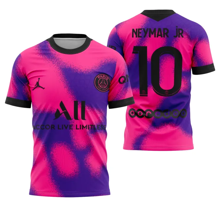 Camiseta unissex preta com logo no peito e estampa grande nas costas do quarto kit PSG 2020-2021, ideal para torcedores que querem estilo e conforto em sua roupa.