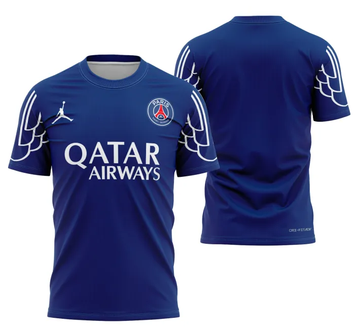 Camiseta unissex preta com logo no peito e estampa grande nas costas inspirada na camisa quarto PSG 2024-2025, estilo moderno e visual marcante para fãs do time.