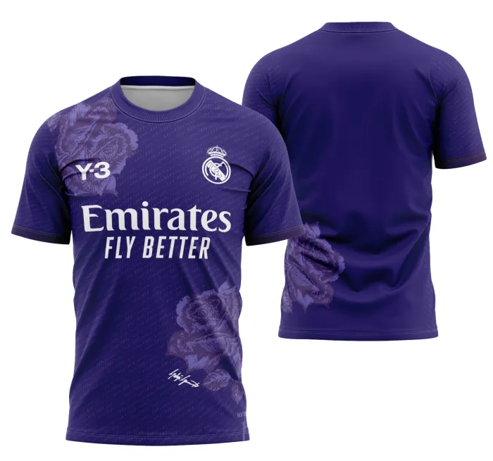 Camisa preta unissex com logo no peito e estampa grande nas costas do Quarto Real Madrid 2023-2024, ideal para torcedores apaixonados pelo clube espanhol.
