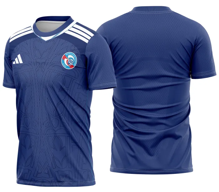 Camiseta unissex branca com logo no peito e estampa grande nas costas do kit casa da RC de Estrasburgo 25-26, perfeita para fãs do time e estilos esportivos.