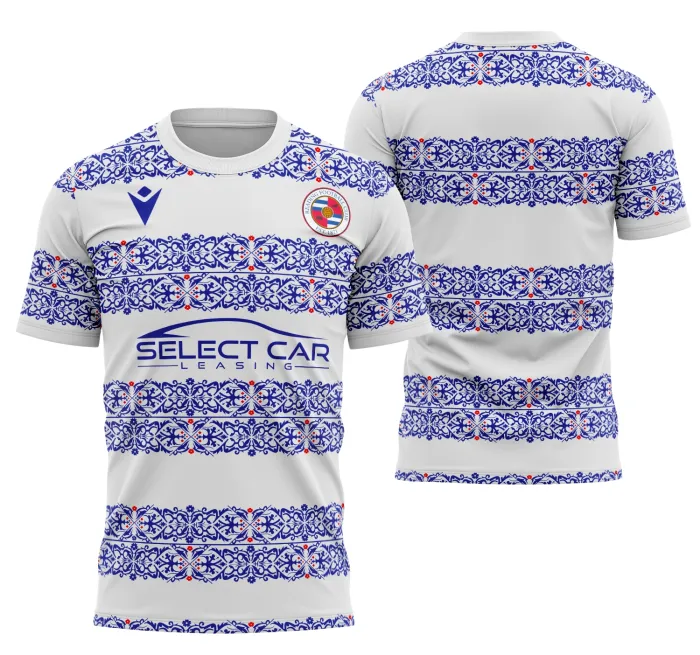 Camiseta unissex preta com logo no peito e estampa grande nas costas inspirada no Reading Kit Casa 2025-26, ideal para fãs e colecionadores de camisas esportivas.