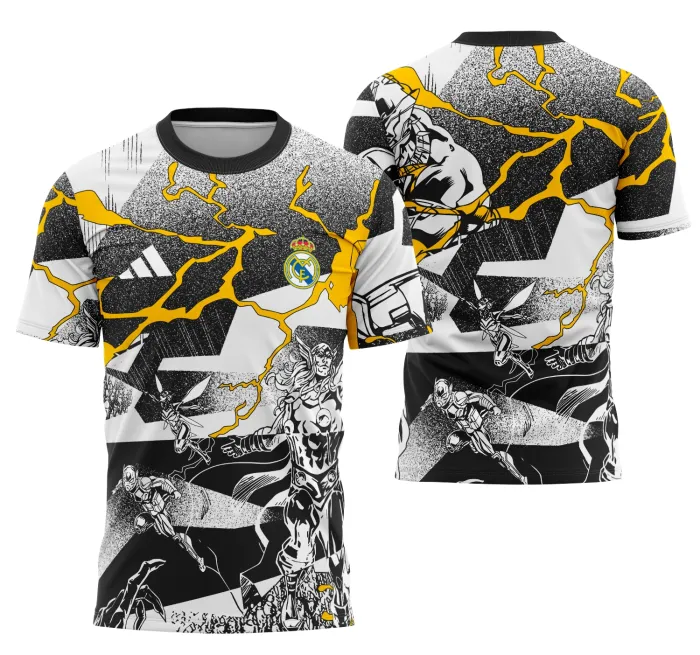 Camiseta unissex preta com logo no peito e estampa grande nas costas inspirada na temporada 25-26 do Real Madrid Marvel, com design impactante e moderno.