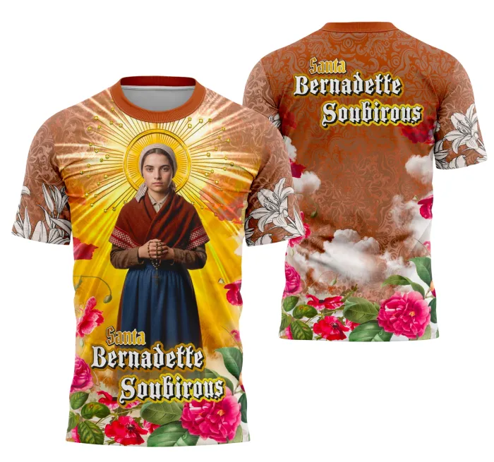 Camiseta unissex branca com logo no peito e estampa grande nas costas de Santa Bernadette Soubirous, inspirada na fé e religiosidade, ideal para devotos que buscam conforto e estilo.