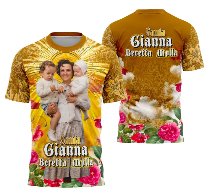 Camiseta unissex preta com logo no peito e estampa grande nas costas da Santa Gianna Beretta Molla, tema religioso, ideal para devotos e eventos católicos.