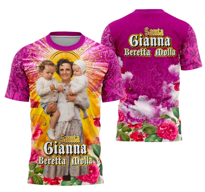 Camiseta unissex preta com logo no peito e estampa grande nas costas da Santa Gianna Beretta Molla, tema religioso, ideal para devotos e eventos católicos.