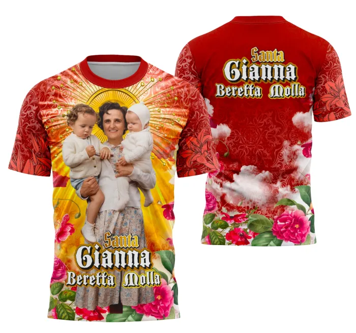 Camiseta unissex preta com logo no peito e estampa grande nas costas da Santa Gianna Beretta Molla, tema religioso, ideal para devotos e eventos católicos.