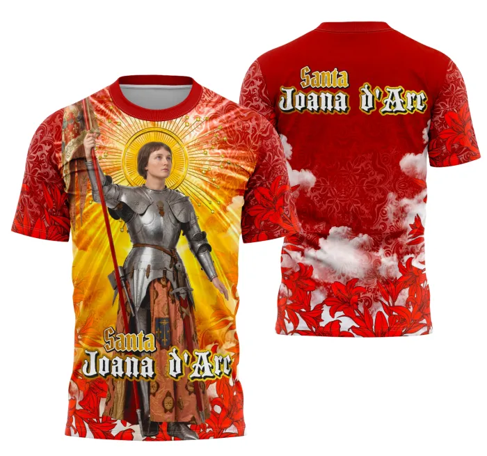 Camiseta unissex branca com logo no peito e estampa grande nas costas com tema de Santa Joana d'Arc e fé religiosa, ideal para eventos e uso diário.