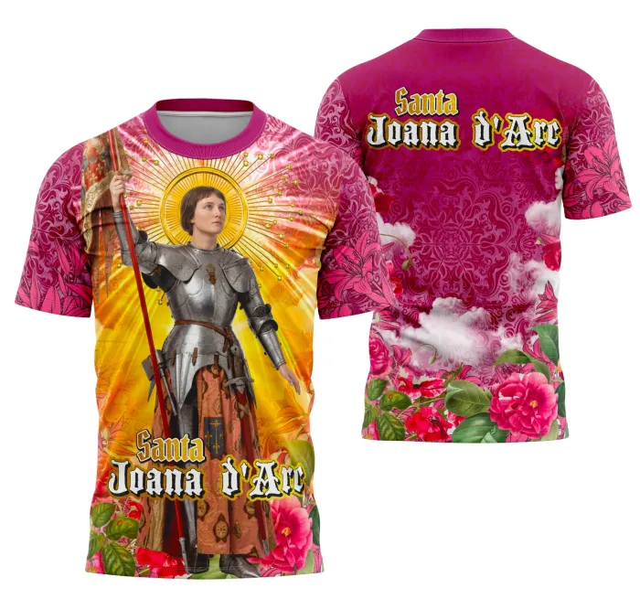 Camiseta unissex branca com logo no peito e estampa grande nas costas com tema de Santa Joana d'Arc e fé religiosa, ideal para eventos e uso diário.