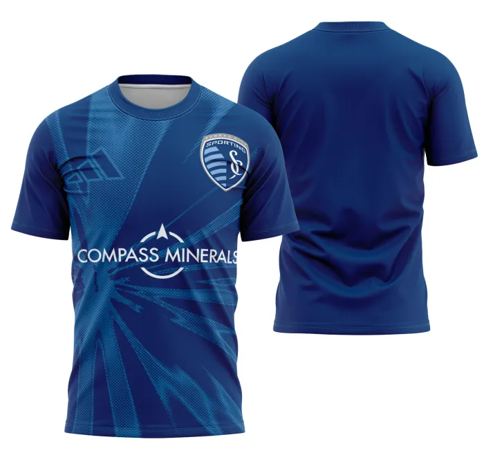 Camiseta preta unissex com logo no peito e estampa grande nas costas inspirada em Sporting Kansas City, perfeita para fãs do time e estilo esportivo.