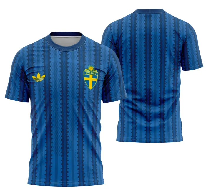 Camiseta unissex com logo no peito e estampa grande nas costas, cor branca, design inspirado na camisa Suécia Kit Away 2026, estilo esportivo e moderno.