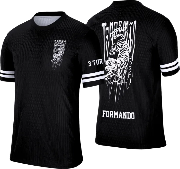 Camiseta unissex preta com logo no peito e estampa grande nas costas com tema Terceirão Tigre, design vibrante e estilo moderno, perfeita para estudantes da turma do terceiro ano.