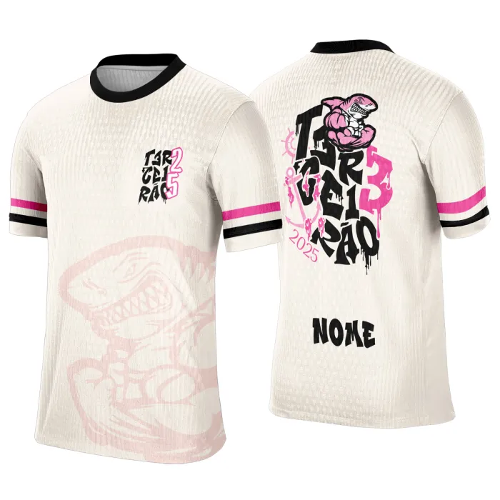 Camiseta unissex preta com logo no peito e estampa grande nas costas do tema Terceirão Tubarão, destacando espírito de equipe e final do ensino médio com design impactante e moderno.