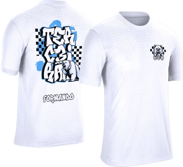 Camiseta unissex preta com logo no peito e estampa grande nas costas mostrando um urso polar e tema do terceirão, perfeita para estudantes e fãs do estilo marcante e original.