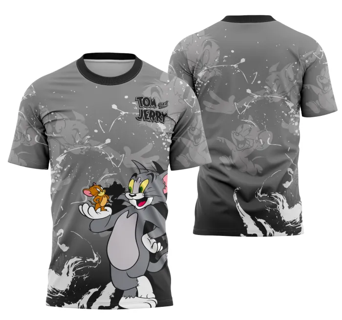 Camiseta unissex branca com logo no peito e estampa grande nas costas mostrando Tom e Jerry em ação, perfeita para fãs e amantes do clássico desenho animado.