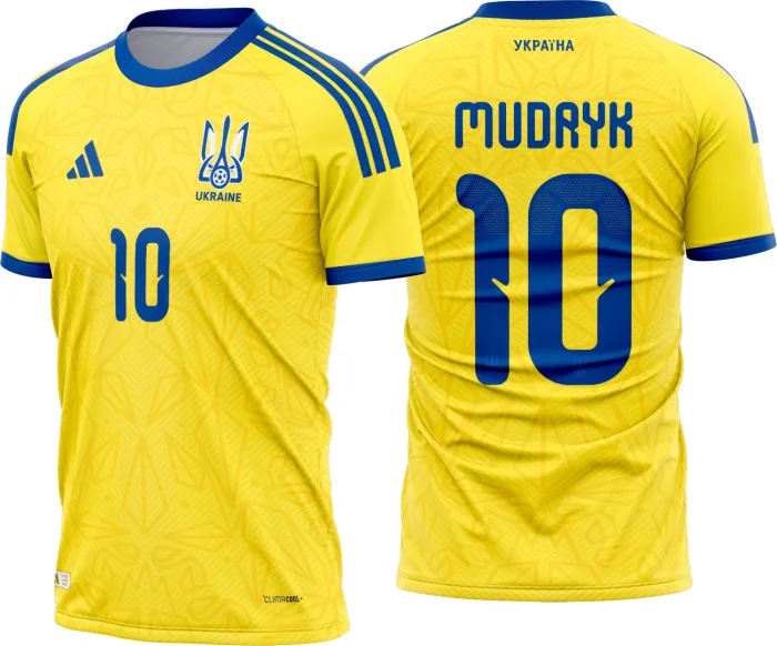 Camiseta unissex branca com logo no peito e estampa grande nas costas com tema Ucrania Titular 2026-28, ideal para fãs e colecionadores.