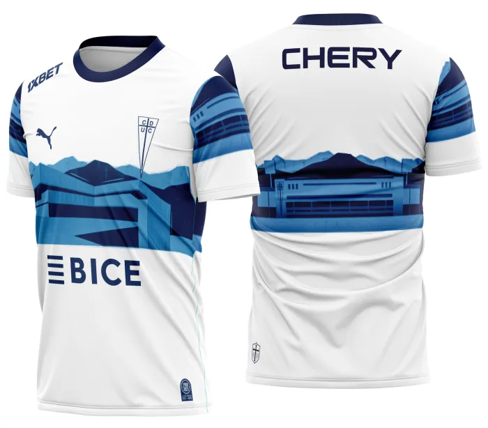 Camiseta unissex preta com logo no peito e estampa grande nas costas da Universidad Católica edição especial, design moderno e único para torcedores apaixonados.