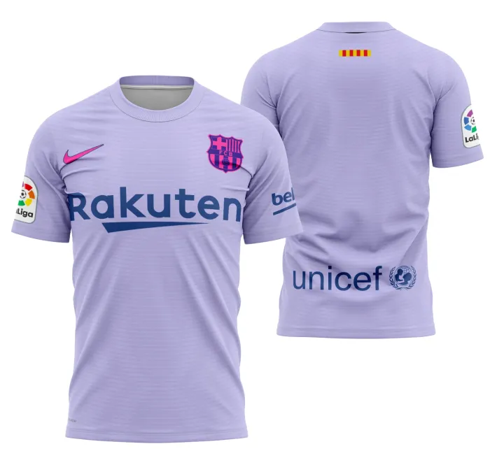 Camiseta unissex preta com logo no peito e estampa grande nas costas mostrando o tema da visita a Barcelona 2021-2022, design moderno e exclusivo para fãs do futebol.