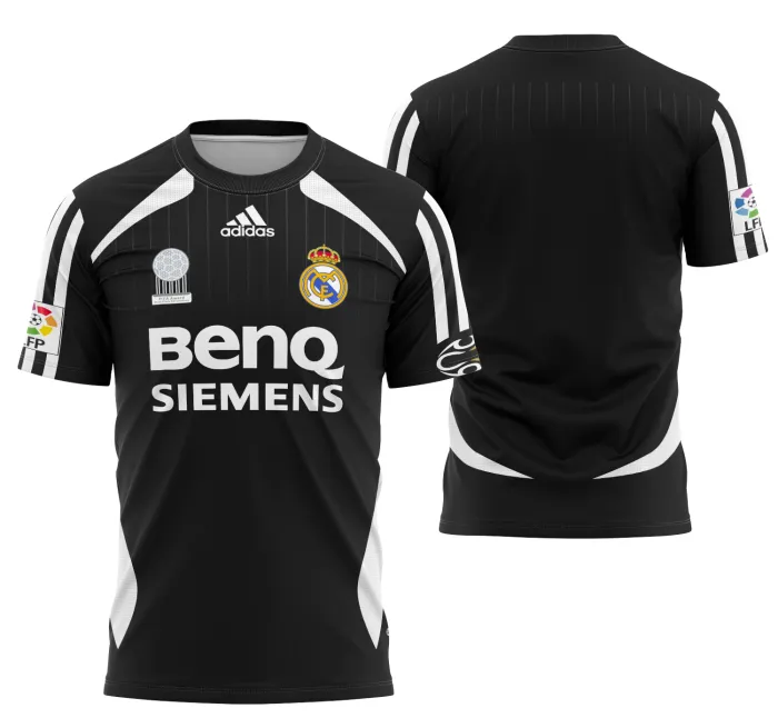 Camiseta unissex preta com logo no peito e estampa grande nas costas inspirada na camisa visita ao Real Madrid 2006-2007, design clássico em destaque para fãs de futebol.