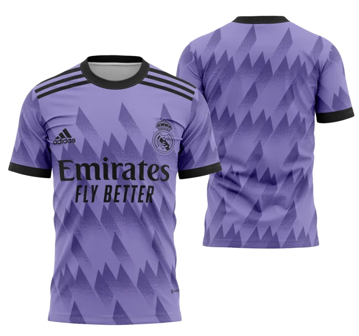 Camiseta unissex preta com logo no peito e estampa grande nas costas inspirada na visita ao Real Madrid 22-23, design moderno e marcante, ideal para fãs do time.