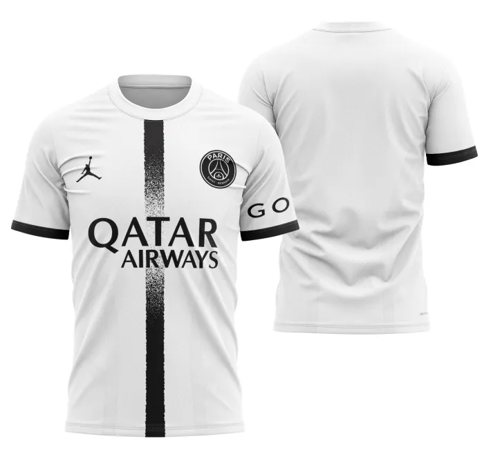 Camiseta unissex preta com logo no peito e estampa grande nas costas inspirada na camisa visita do PSG 2022-2023, perfeita para torcedores e fãs do futebol.