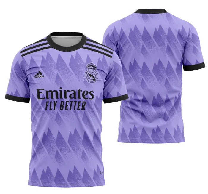 Camiseta unissex branca com logo no peito e estampa grande nas costas inspirada na camisa visita do Real Madrid 2022-2023, perfeita para torcedores e fãs do time usando visual autêntico.