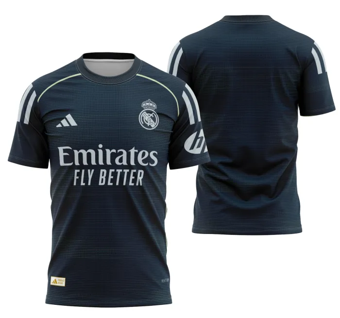Foto de camiseta unissex com base branca, logo no peito e estampa grande nas costas com tema da Visita do Real Madrid 2025-2026.