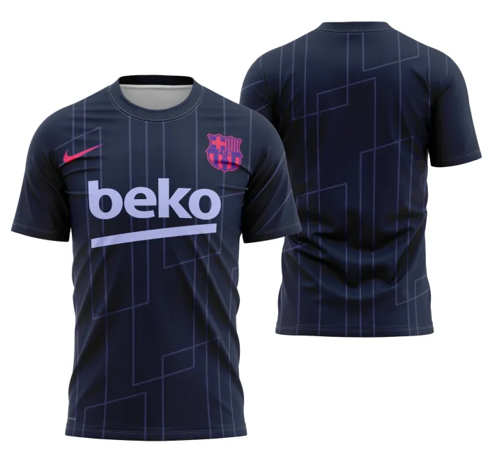 Camiseta unissex preta com logo no peito e estampa grande nas costas inspirada na camisa visita pré-jogo do Barcelona 21-22, perfeita para torcer com estilo e conforto.