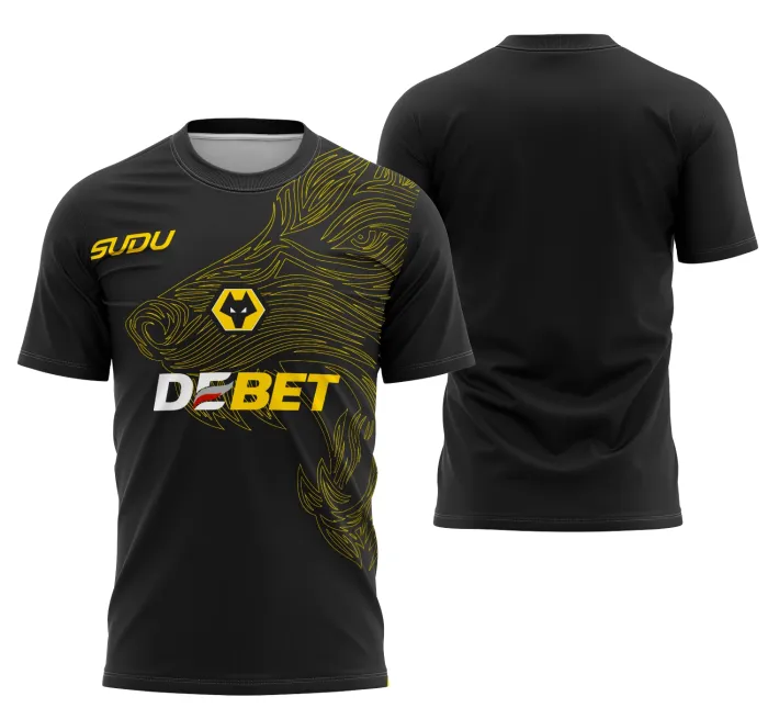 Foto de camiseta unissex preta com logo no peito e estampa grande nas costas do Wolverhampton Kit Away 24-25, ideal para fãs de futebol e torcedores do time.