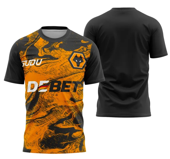 Foto de camiseta unissex preta com logo no peito e estampa grande nas costas temática Wolverhampton Wanderers FC, ideal para fãs do time que buscam estilo e conforto.