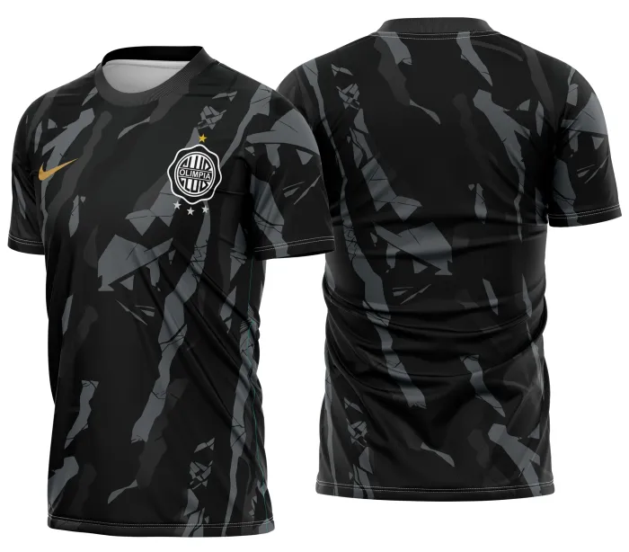 Camiseta unissex preta com logo no peito e estampa grande nas costas com tema Olimpia Treinamento 2026, ideal para fãs e atletas que valorizam estilo e conforto.
