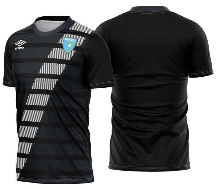 Camiseta unissex preta com logo no peito e estampa grande nas costas baseada no Guatemala Terceiro Kit 2020-21, ideal para fãs do futebol e colecionadores.