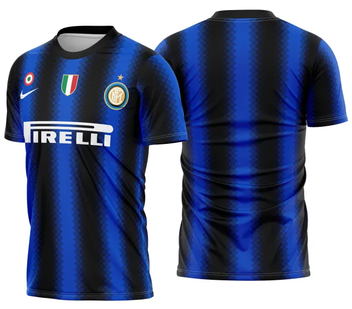 Foto de camiseta preta unissex com logo no peito e estampa grande nas costas, tema Inter de Milan Home Kit 2010-11, ideal para fãs e colecionadores do time italiano.