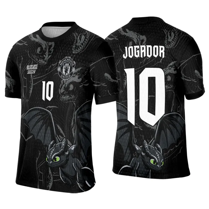 Foto de camiseta unissex preta com logo no peito e estampa grande nas costas do tema Interclasse Banguela Treinar seu Dragão 2, mostrando design vibrante e atraente para fãs.