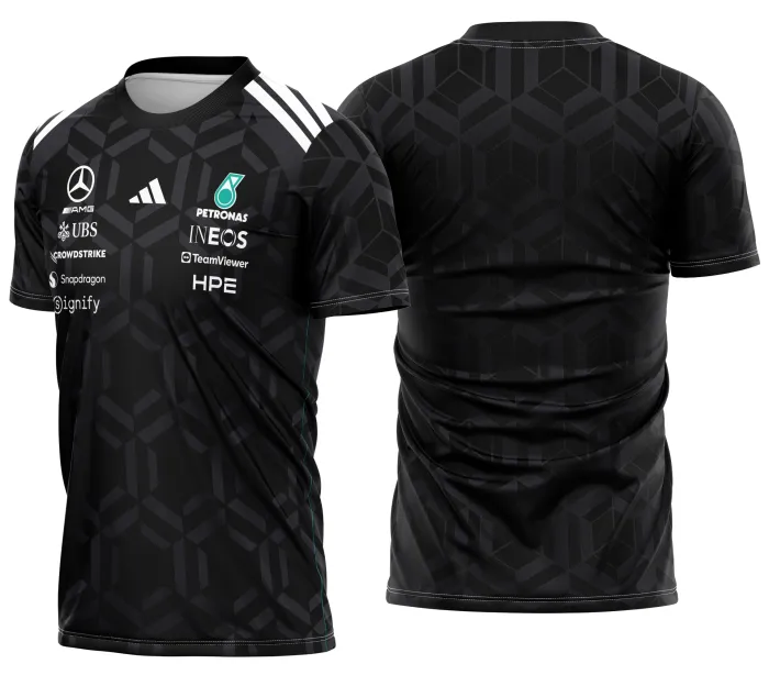 Camiseta unissex preta com logo no peito e estampa grande nas costas com tema Mercedes F1 Team Jersey 2026, ideal para fãs e colecionadores.