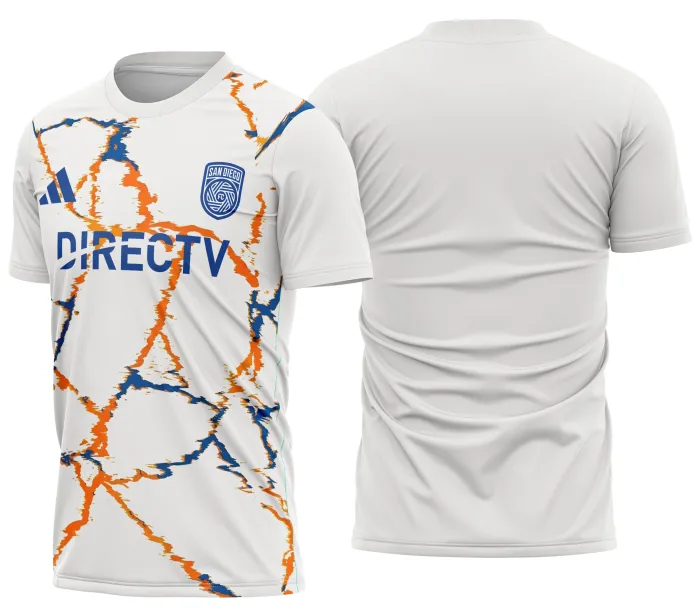 Camiseta unissex preta com logo no peito e estampa grande nas costas, inspirada no San Diego Uniforme Reserva 2026, perfeita para fãs e colecionadores.